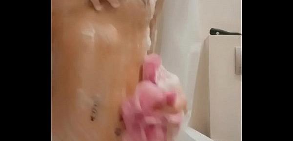  SNAP COMPILATION - Ado sexy, excitée se gode Son petit cul & sa chatte dans son bain !